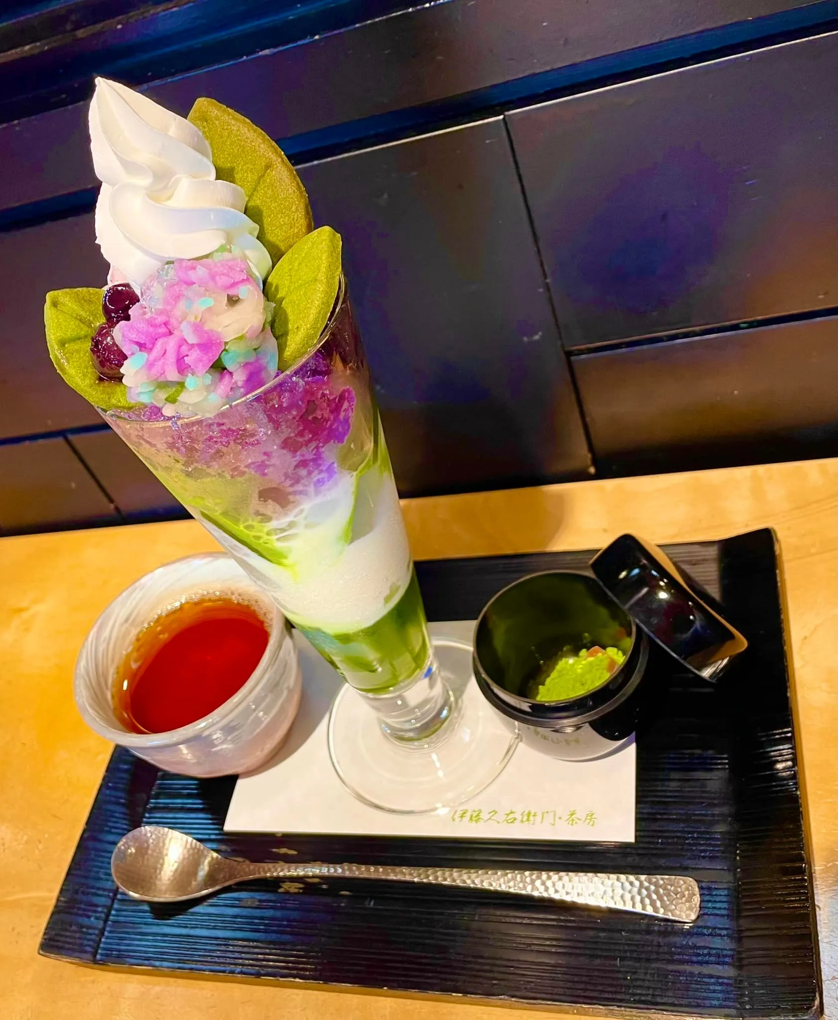 あじさいパフェ！お茶壺の中の抹茶をかけて食べるのも良し。